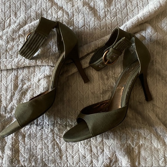 olive green pumps shoes